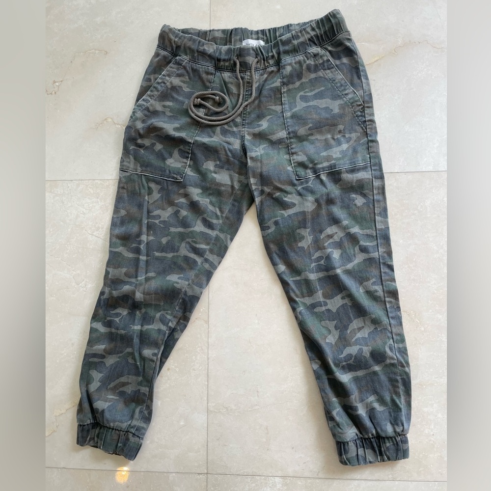 Bella Dahl camo pants. Size Medium.